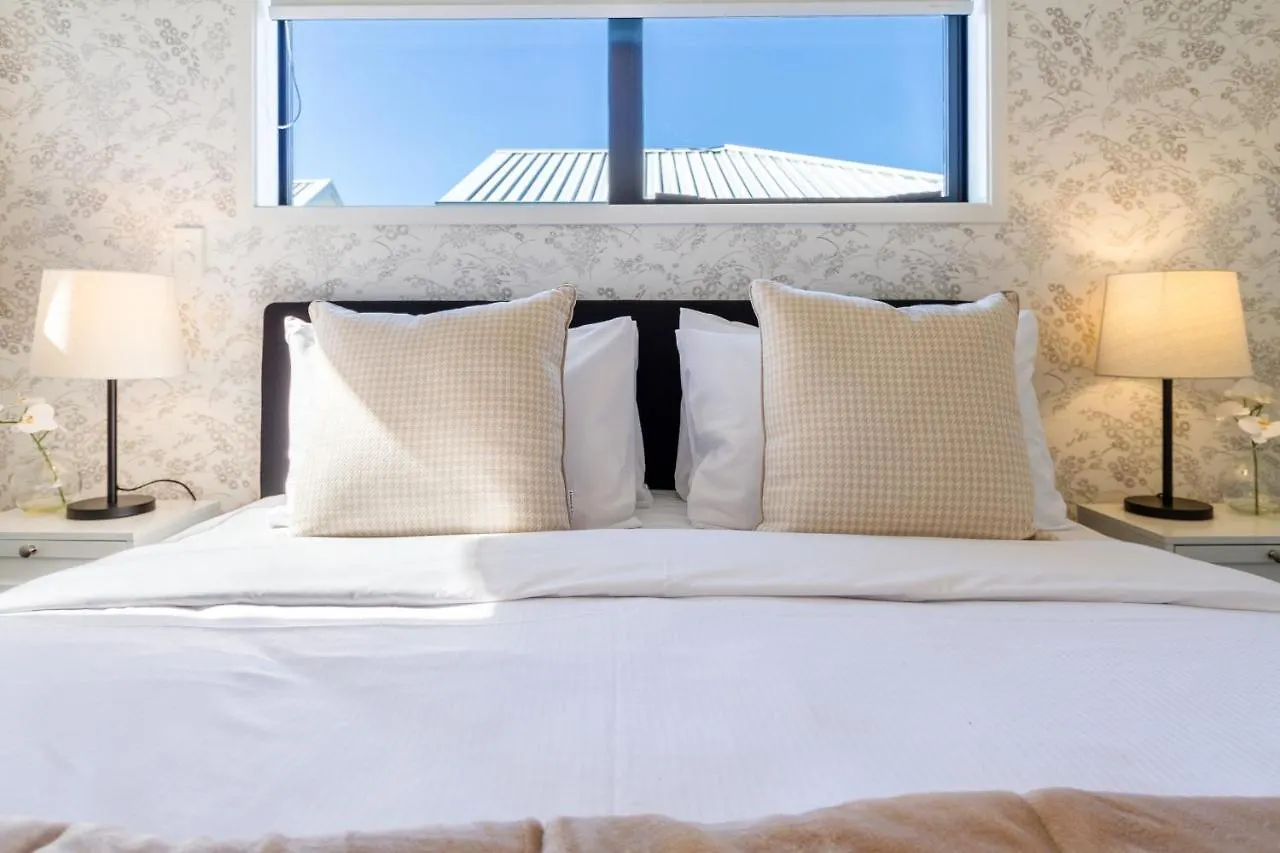 Beachside Bliss: 1 Bed 1 Bath Christchurch Apartment