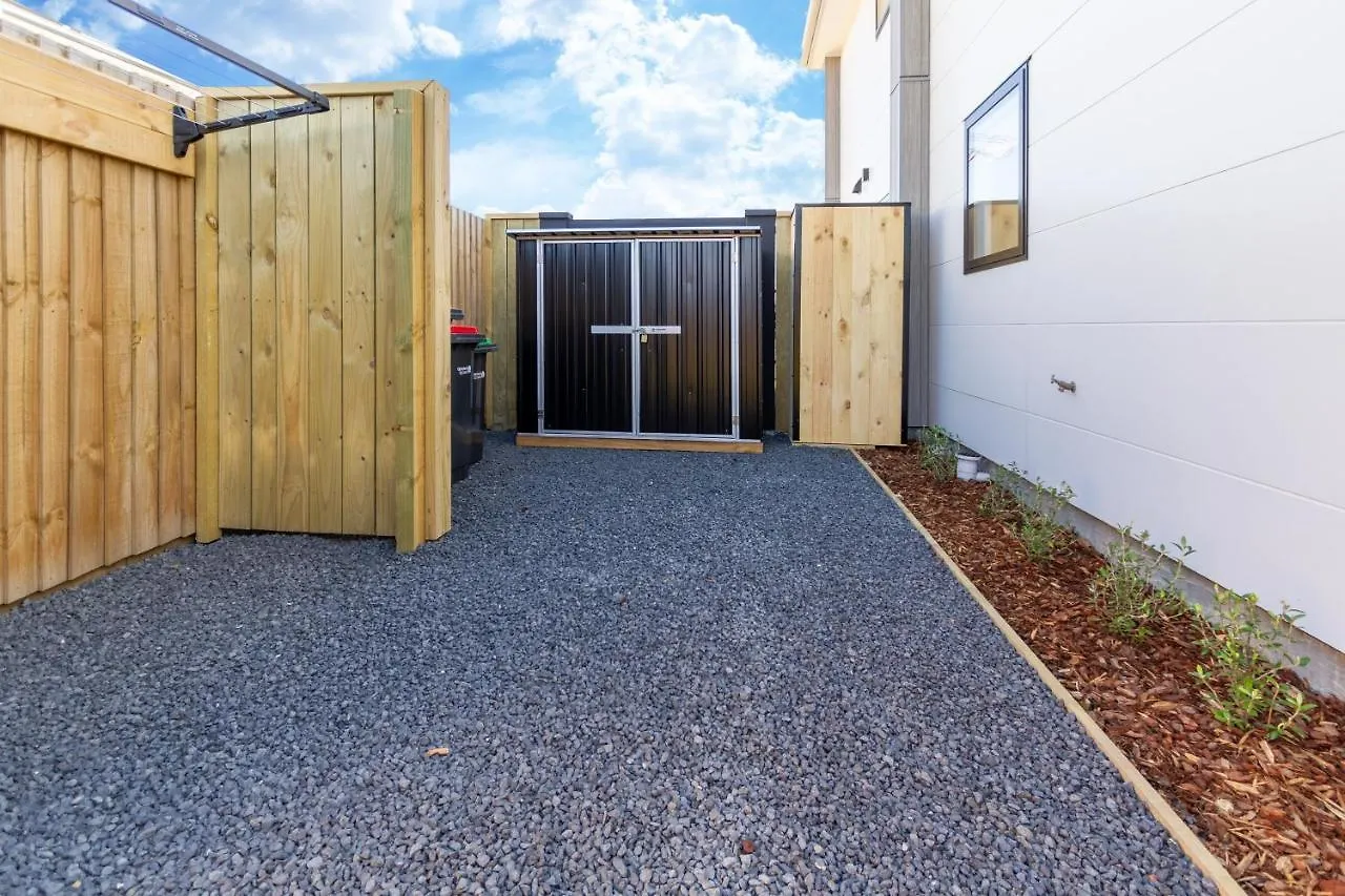 Beachside Bliss: 1 Bed 1 Bath Christchurch 0*,